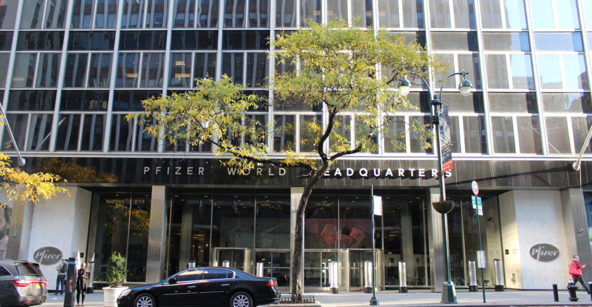 The entrance to Pfizer World Headquarters in Manhattan New York New York Photographed by user Coolcaesar on the morning of November 5 2016
