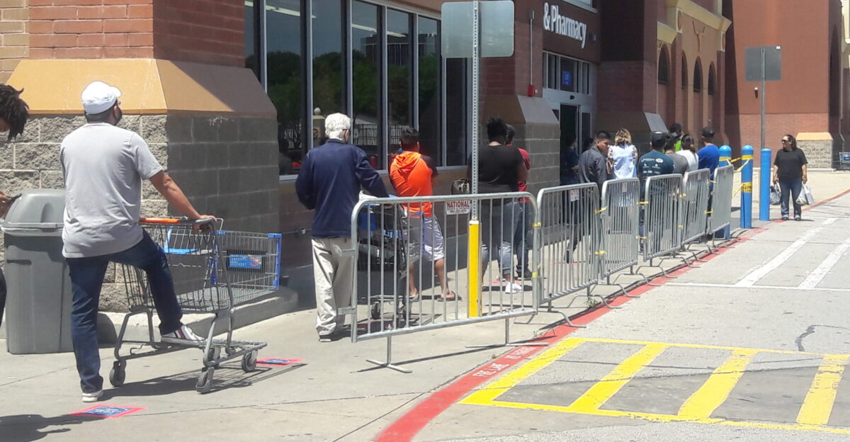 Coronavirus shopping line at walmart abril 2020 arlington Texas