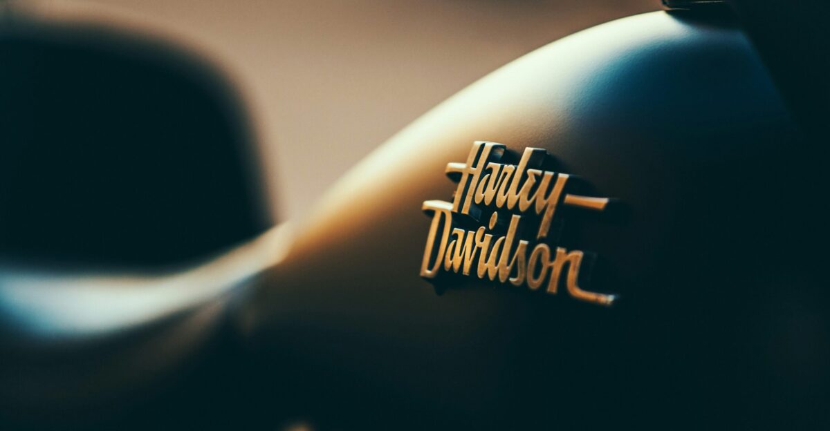 black Harley-Davidson motorcycle fuel tank